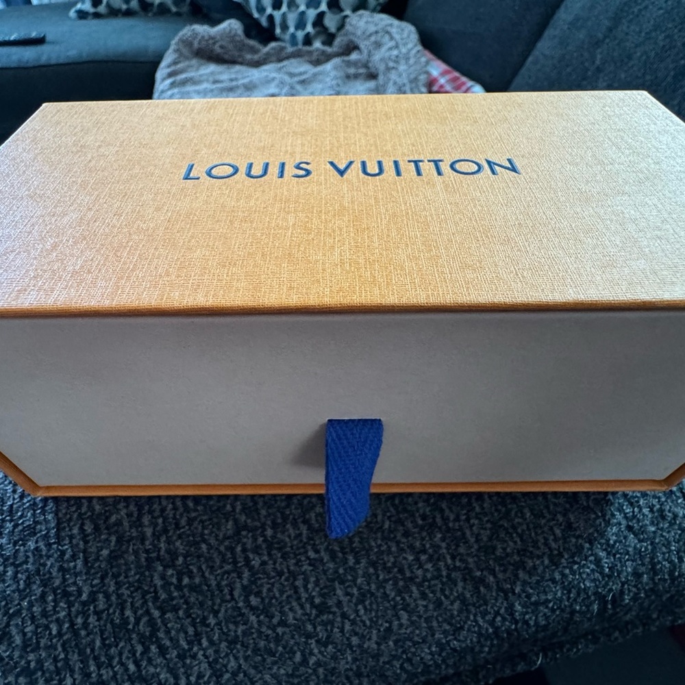 Louis Vuitton sunglasses - Picture 2 of 9